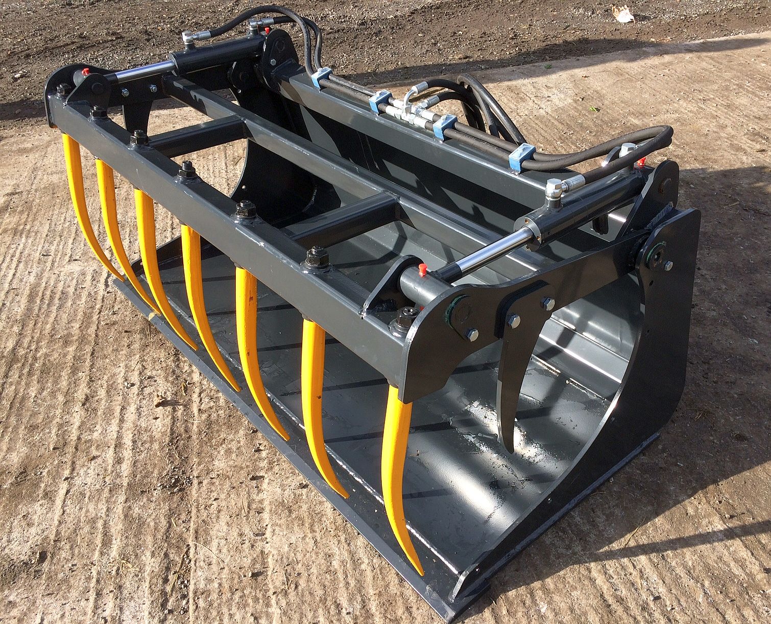 Bobcat skidsteer buckets , muck grabs & bucket grabs in stock