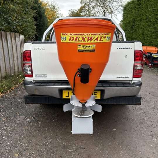 Towbar mounted salt spreader / gritter